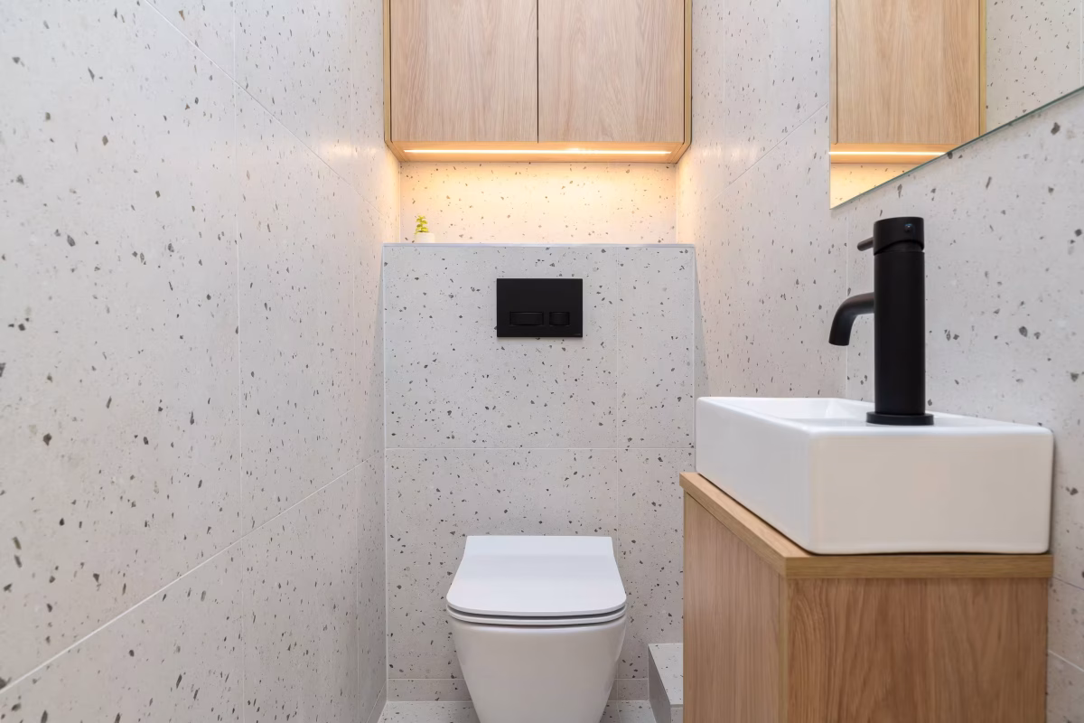 Cómo decorar un baño pequeño elegante sin gastar de más